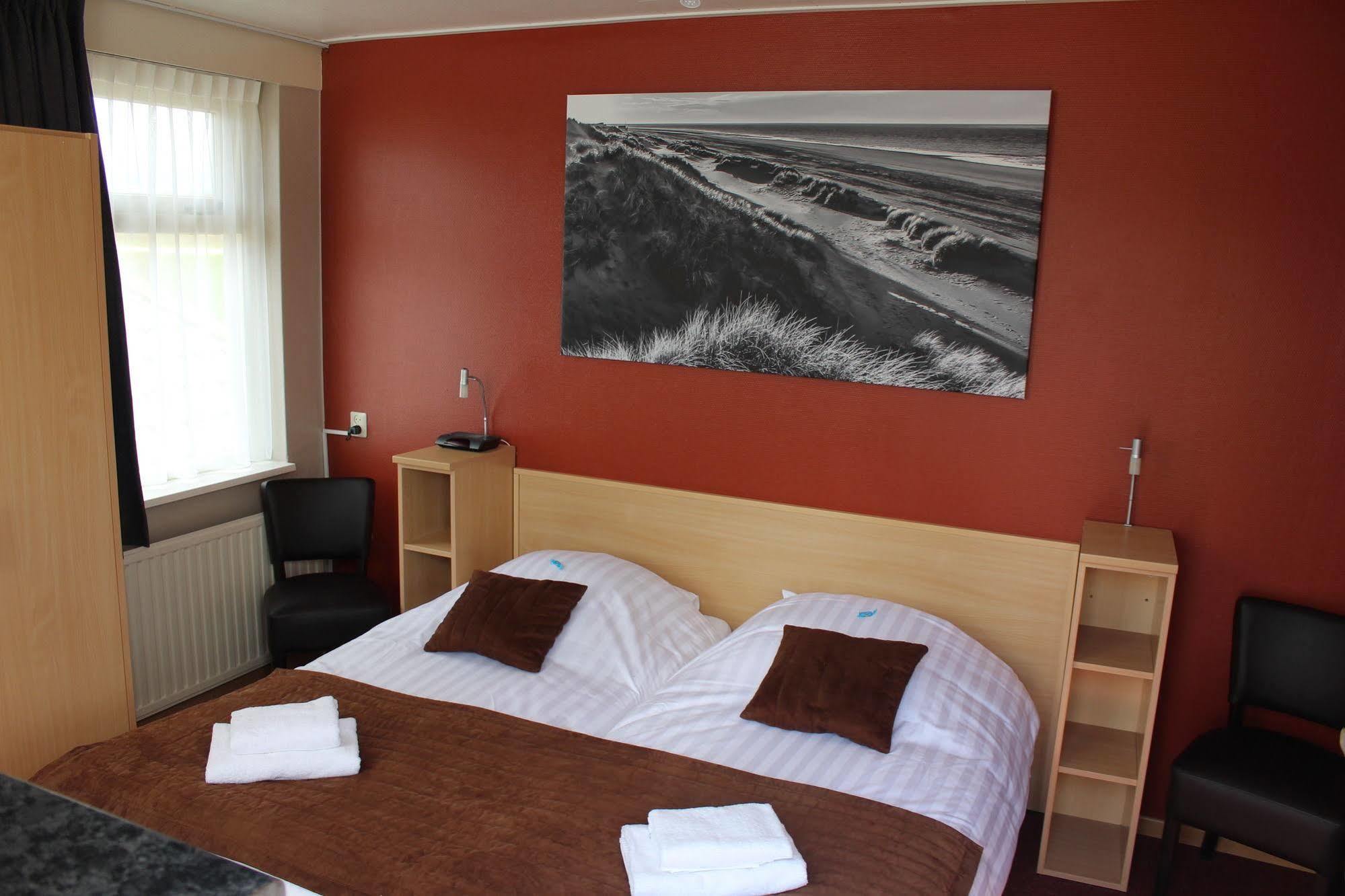 Hotel Restaurant 'T Klokje Renesse Exteriör bild